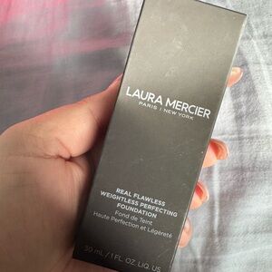 Laura Mercier Real Flawless Weightless Perfecting Foundation
Shade 4N2 TEA